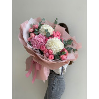 Букет из гортензии, кустовой розы и эвкалипта 